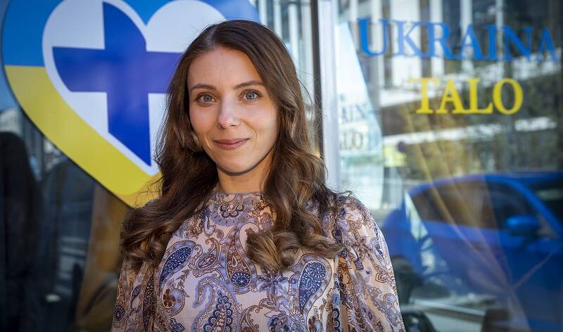 Henkilökuvassa Olesia Klesman, Ukraina-talon edustalla.