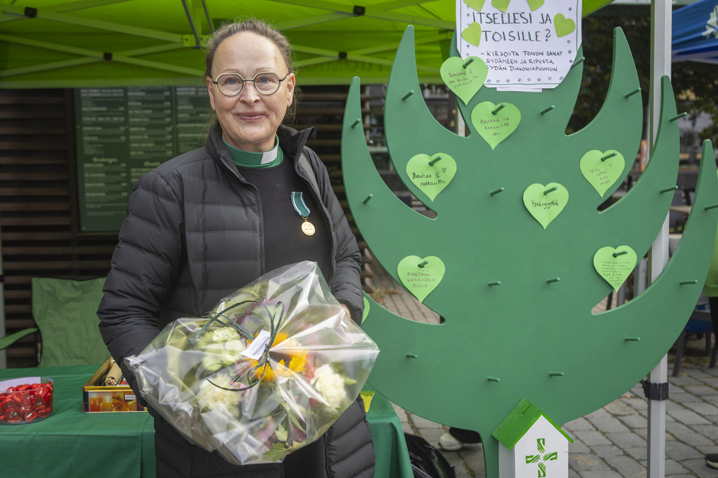 Päivi Löytty kukkapuska käsissään.