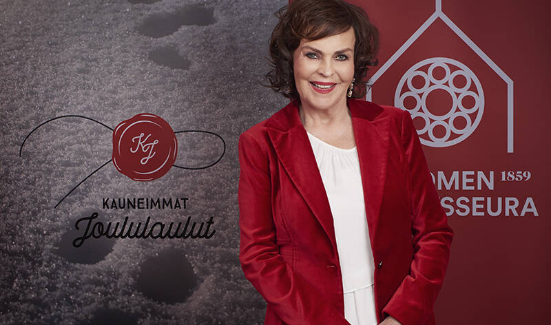 Paula Koivuniemi on kuvattuna Suomen Lähetysseura ja Kauneimmat Joululaut kyltin edessä.