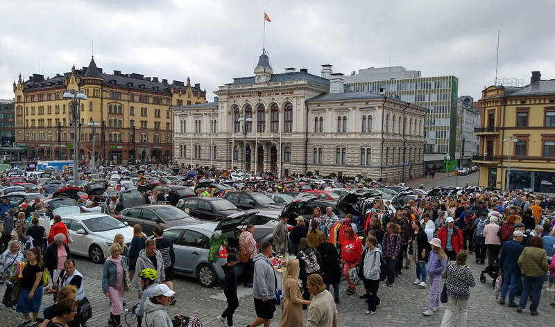Paljon ihmisiä ja autoja Tampereen Keskustorilla.