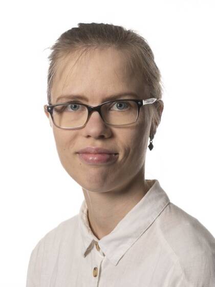 Nainen, valkoinen paita, silmälasit