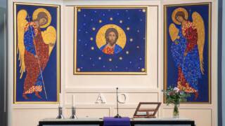 Teos on triptyykki eli muodostuu kolmesta mosaiikkimaisesta maalauksesta: lähes neliönmuotoisesta keskiosasta ja suorakaiteen muotoisista sivuosista keskiosan molemmin puolin. 
Teos muodostuu kolmesta mosiikkimaisesta maalauksesta: Kristuksen kasvokuva on yönsinisen maalauksen keskellä ja molemmilla puolilla on maalaus sivulta kuvatuista peilikuvana kuvatuista enkeleistä.