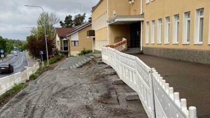 Remontissa olevaa piha-aluetta Pispalan kirkon edustalla.