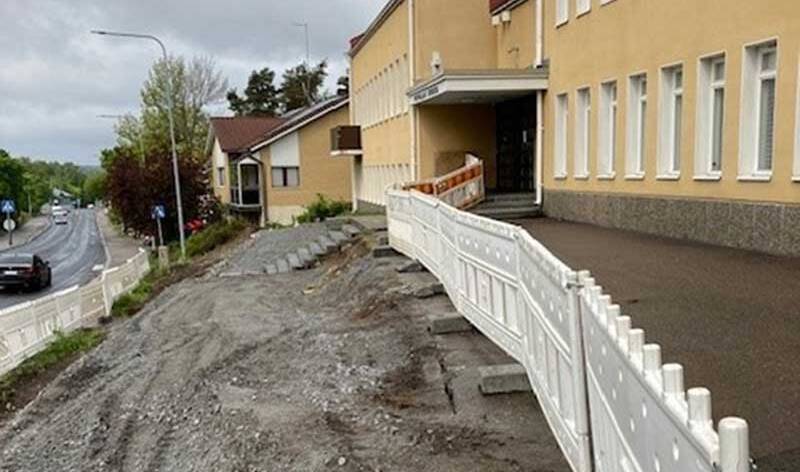 Remontissa olevaa piha-aluetta Pispalan kirkon edustalla.