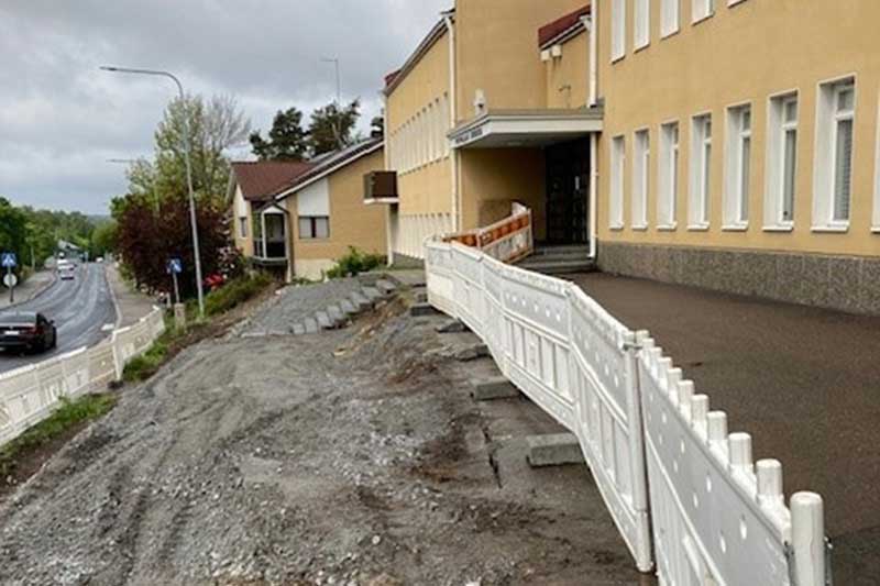 Remontissa olevaa piha-aluetta Pispalan kirkon edustalla.