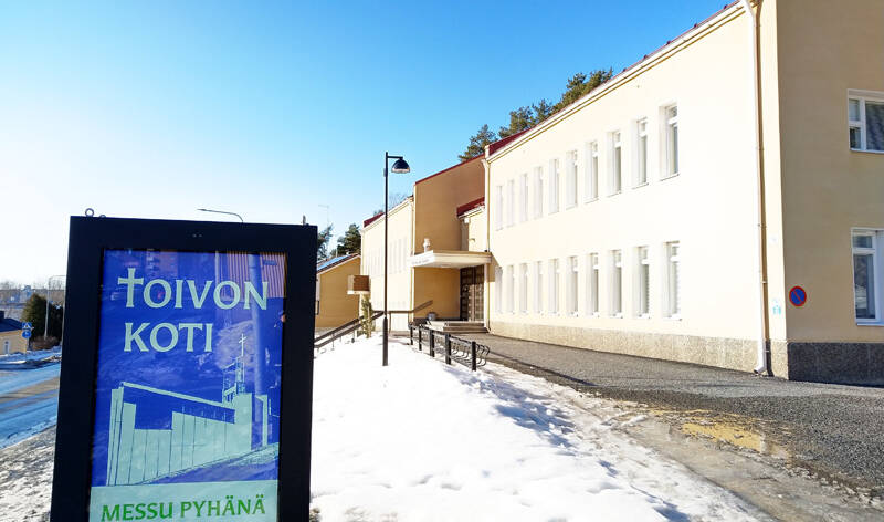 Pispalan kirkko, etualalla valomainos Toivon koti, messu pyhänä klo 11.
