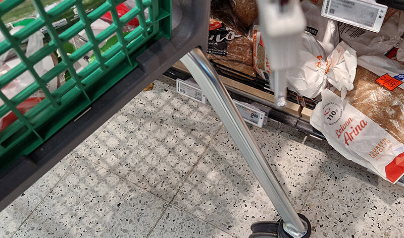 Näkyvissä on osa ostoskärrystä sekä leipähylly. Joissain leipäpusseissa on miinus 30 prosentin tarra.