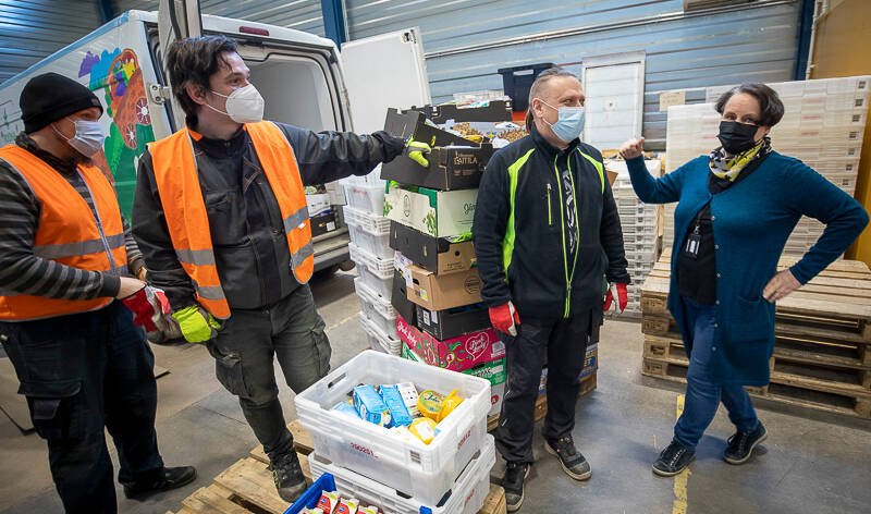 Elintarvikeavun koordinaattori Marja Palkonen (oik) yhdessä työntekijoiden kanssa Ruokapankin lastaustilassa Nekalassa. Työntekijät vas. Henri Härmälä, Grigori Razumovski ja Marko Järvinen.