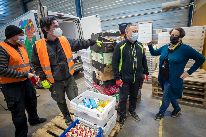 Elintarvikeavun koordinaattori Marja Palkonen (oik) yhdessä työntekijoiden kanssa Ruokapankin lastaustilassa Nekalassa. Työntekijät vas. Henri Härmälä, Grigori Razumovski ja Marko Järvinen.