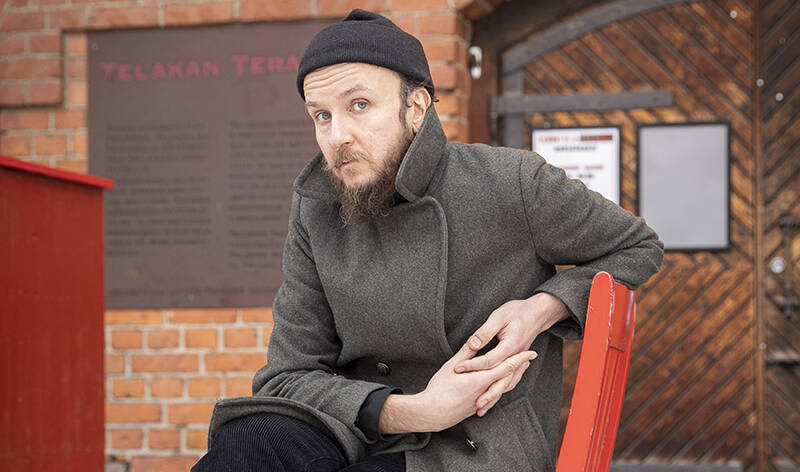 Samuli Putro istuu
