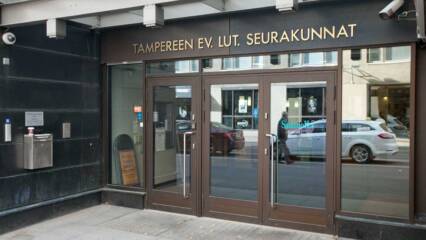 Kahdet pariovet, joiden yläpuolella lukee
Seurakuntien talo.