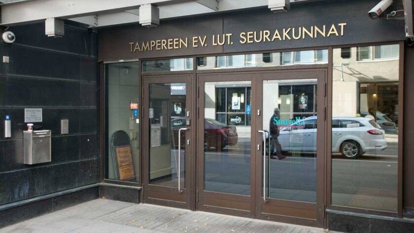 Kahdet pariovet, joiden yläpuolella lukee
Seurakuntien talo.