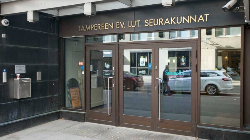 Kahdet pariovet, joiden yläpuolella lukee
Seurakuntien talo.