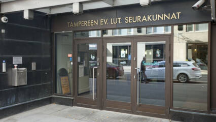 Tampereen Seurakuntien talon etuovet.