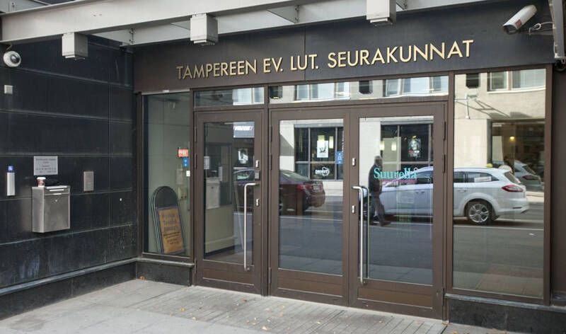 Tampereen Seurakuntien talon etuovet.