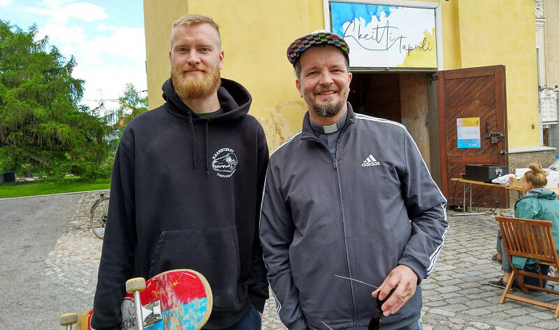 Peik Erhola ja Olli Viljakainen Vanhan kirkon tapulin edustalla.