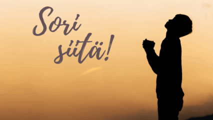 Kuvassa kellertävää taivasta vasten ihmisen silhuetti. Ihmisellä kädet ristissä ja vierellä teksti Sori siitä!