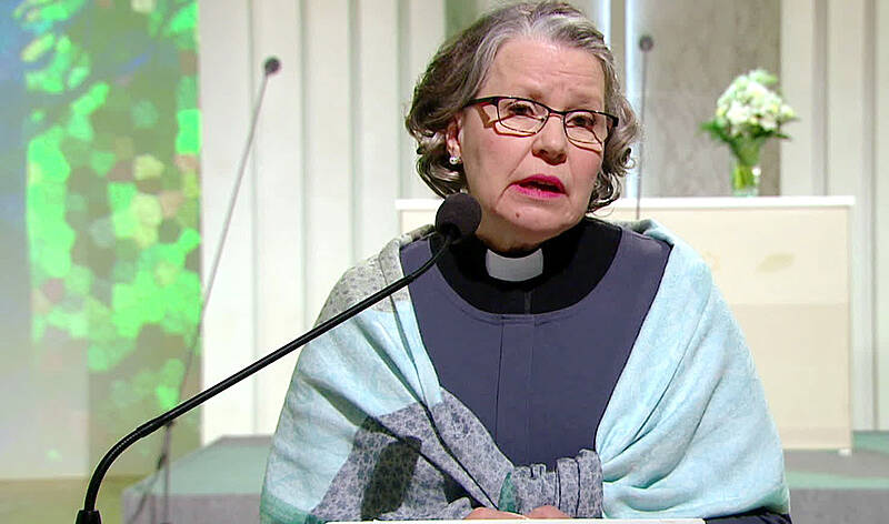 Pappi Katriina Hallikainen saarnaa Yleisradion televisioidussa jumalanpalveluksessa.