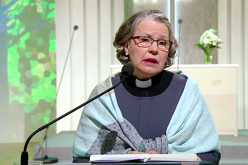 Pappi Katriina Hallikainen saarnaa Yleisradion televisioidussa jumalanpalveluksessa.