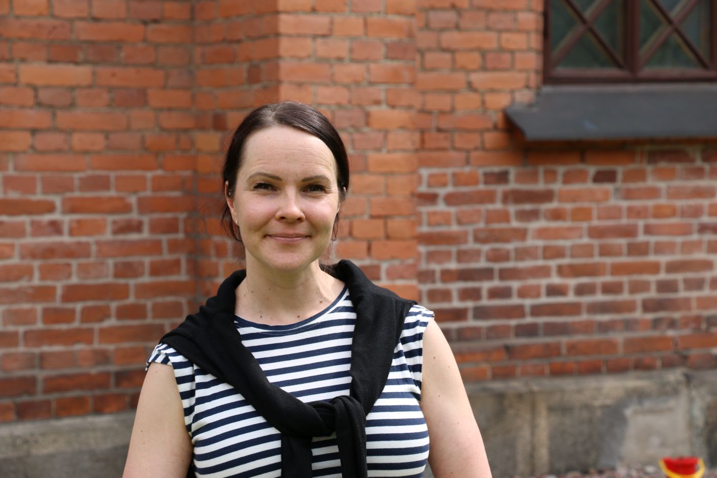 Lastenohjaaja Terhi Ruuskanen kuvattuna Finlaysonin kirkon edustalla.