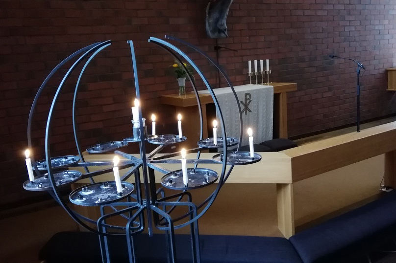 Kynttilöitä sytytetty Tesoman kirkon alttarin kynttelikköön.