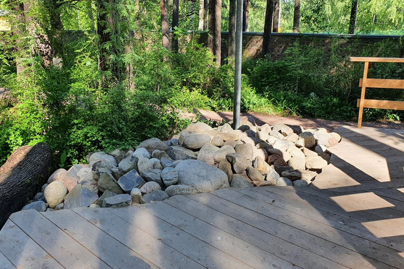 Kivirakennelma tuhkiensirottelupaikalla.