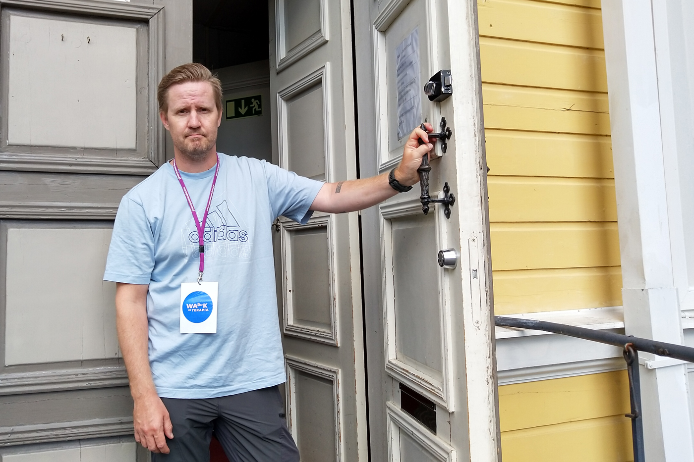 Tuomas Perkiö Vanhan kirkon ovella.