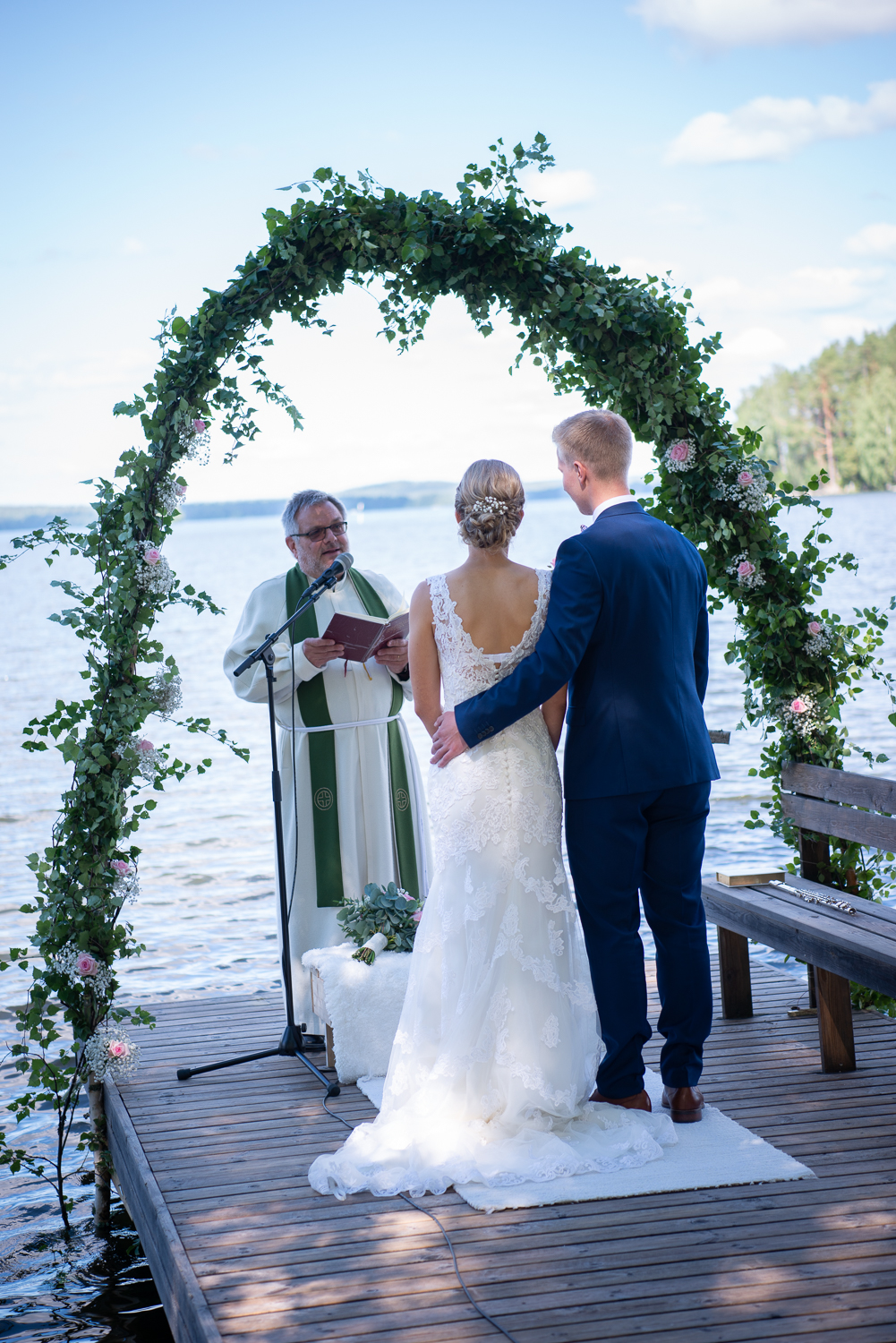 Jukka-Pekka Ruusukallio vihkimässä paria laiturilla kesällä 2020.