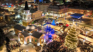 Keskustorin Vanha kirkko uudessa valaistuksessaan joulutorin avajaisissa 23.11.2024.