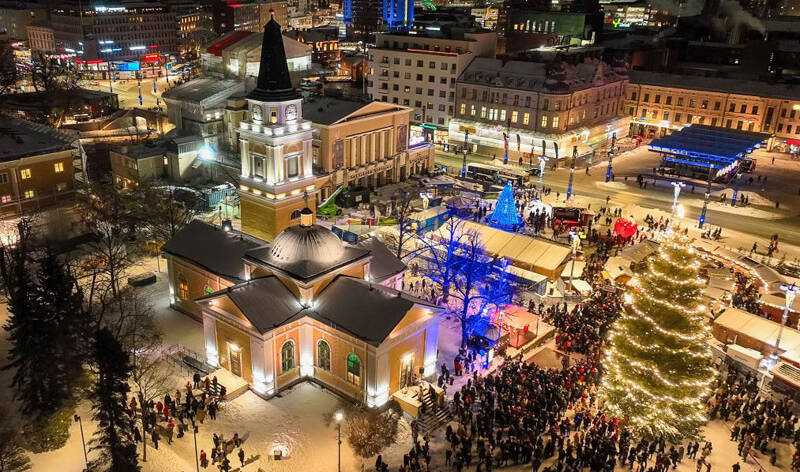 Vanha kirkko ja kaupungin joulukuusi valaistuna Keskustorilla.