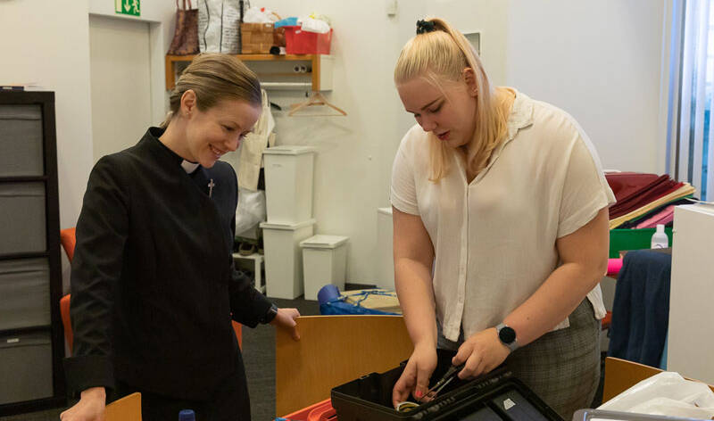 Pastori Riikka Sydänmaa ja apuopettajaksi lähdössä ollut Tilda Tamminen pakkasivat tavaroita pian alkavaa leiriä varten.