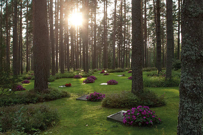 Aurinko laskee Vatialan hautausmaalla, näky on kaunis.