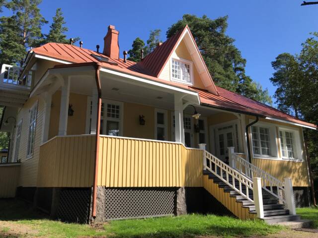 AitO keskuksen Virkkulan jugend-huvilan julkisivu.