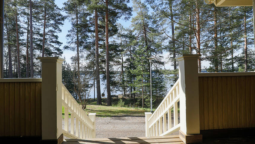 Aitoniemen Vikkulan kuistilta näkymä järvelle.