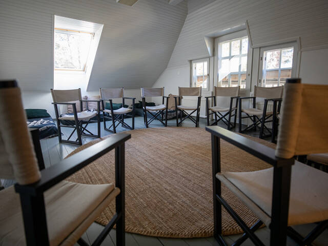 Virkkulan retriittihuoneen keskelle on asetettu pyöreä matto ja maton ympärille tuoleja rinkiin.