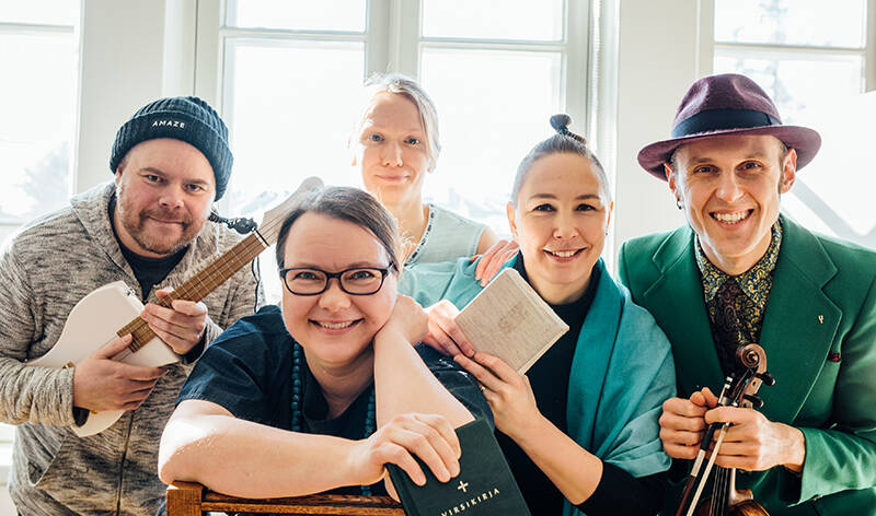 Viisi ihmistä nojautuu eteenpäin ikkunoiden edessä. Heistä etummaisin nojautuu tuolin selkänojaan toisessa kädessään virsikirja. Kahdella on käsissään jousisoittimet, yhdellä vaate ja yhdellä muistivihko.