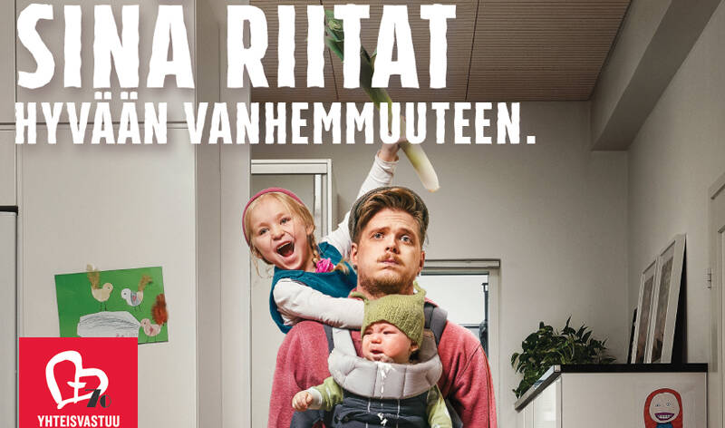 Vuoden 2020 Yhteisvastuukeräyksen mainoksessa on nuori perheenisä useamman lapsen pyörityksessä. Hän on väsynyt. Kuva on humoristinen.