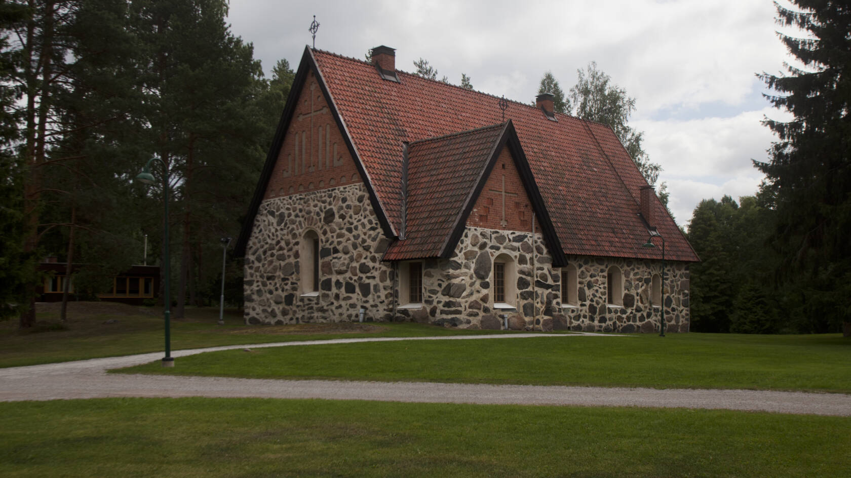 Aitolahden vanha kirkko on perinteinen suomalainen kivikirkko.
