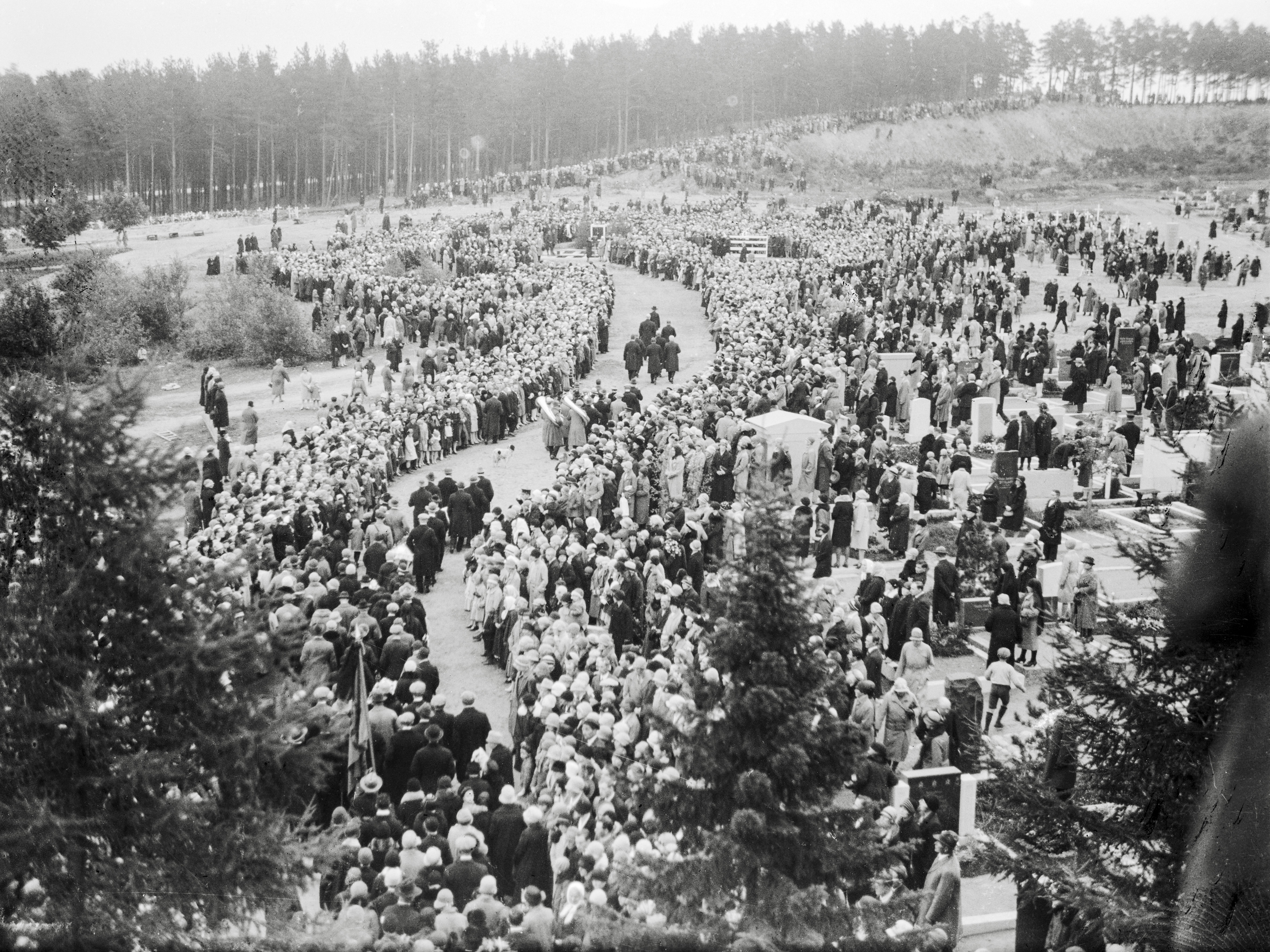 Kuru-laivan haaksirikossa kuolleiden hautajaiset Kalevankankaan hautausmaalla vuonna 1929. Vapriikin kuva-arkisto.