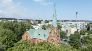Ilmakuva Aleksanterin kirkosta, taustalla Amurin kaupunginosan taloja ja Näsinneula.
