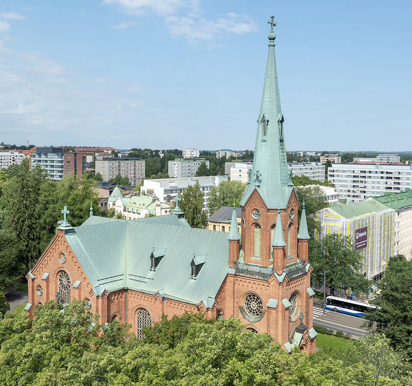 Ilmakuva Aleksanterin kirkosta, taustalla Amurin kaupunginosan taloja ja Näsinneula.
