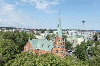 Aleksanterin kirkko, taustalla Näsinneula.
