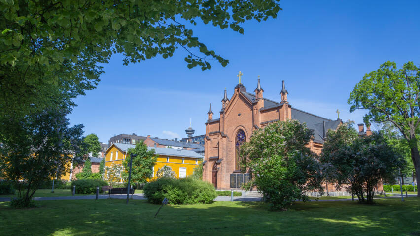 Finlaysonin kirkon julkisivu on näyttävä. Kirkko on punatiilestä rakennettu uusgoottilainen kirkko.