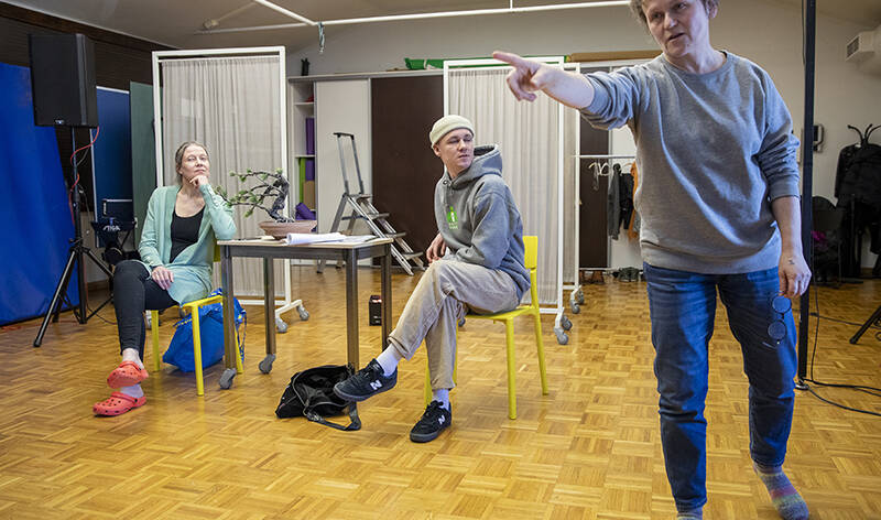 Näyttelijät harjoittelemassa esitystä.