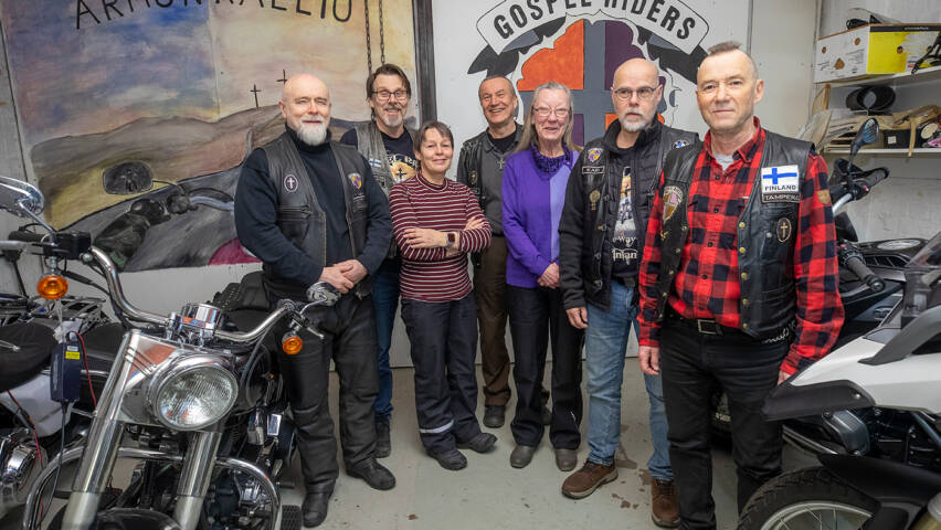 Moottoripyöräkerho Gospel Ridersin jäseniä kerhotiloissa.