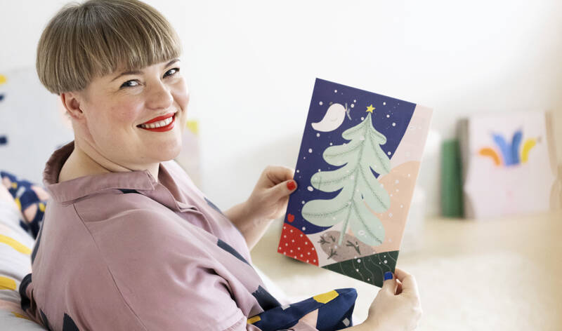 Hanna-Riikka Heikkilä pitää käsissään joulukalenteria.