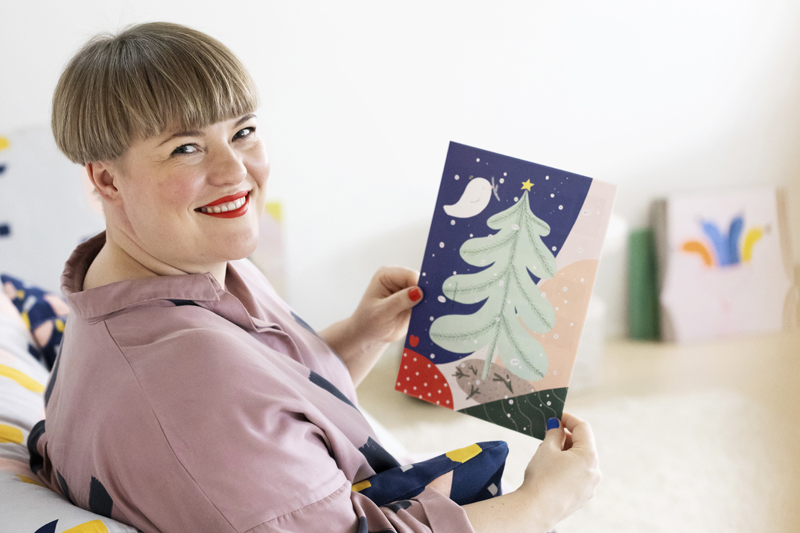 Hanna-Riikka Heikkilä pitää käsissään joulukalenteria.