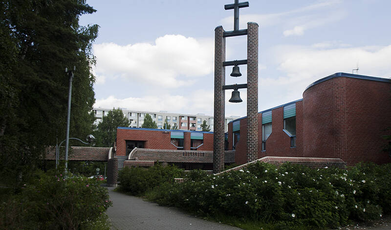 Hervannan kirkko ulkoa kuvattuna, kesäaika.