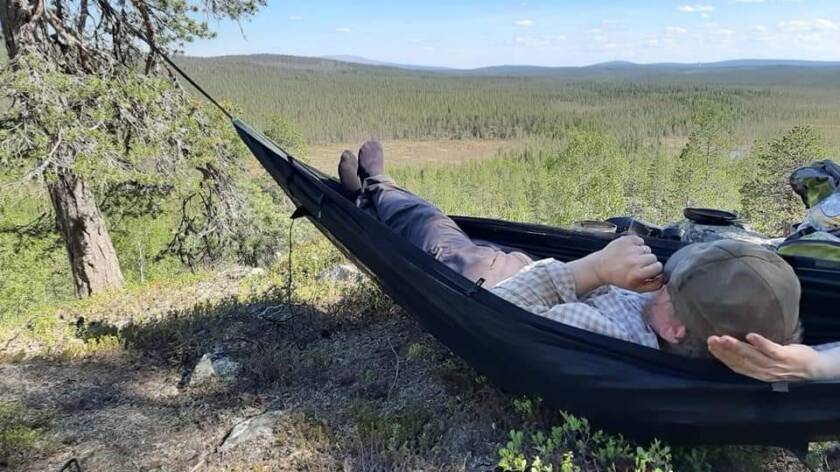 Mies riippukeinussa.
