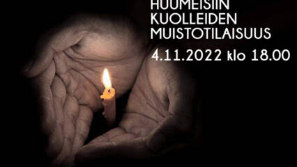 Kädet pitämässä kynttilää. Tekstissä Huumeisiin kuolleiden muistotilaisuus 4.11.2022 klo 18.